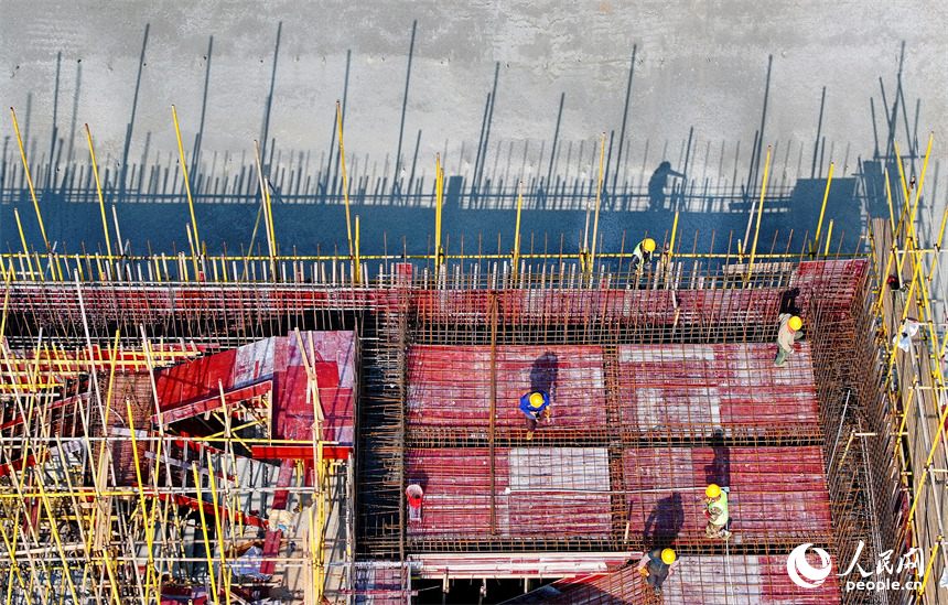 峽江灌區工程一期二標段住岐泵站，施工人員在安裝鋪設鋼筋和模板。人民網 朱海鵬攝
