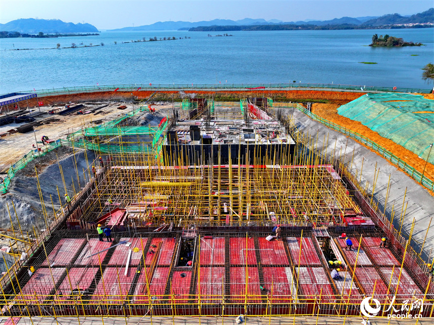峽江灌區工程一期二標段住岐泵站，施工人員在安裝鋪設鋼筋和模板。人民網 朱海鵬攝