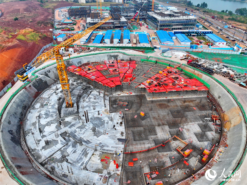 位于贛州市的中國稀土集團創新產業基地項目工地，工人在建設節能型裝配式鋼結構建筑。人民網 朱海鵬攝