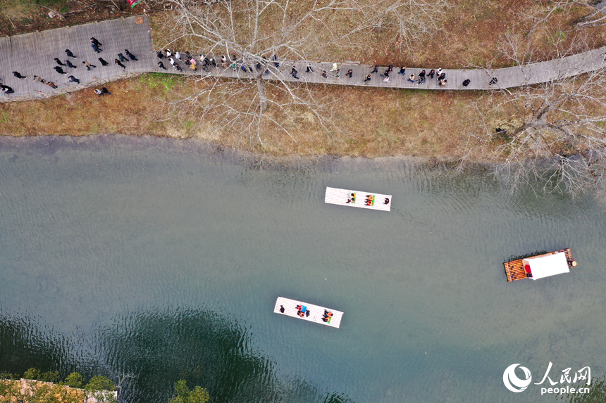 港背村的北潦河上竹筏飄蕩，岸邊游人如織。人民網記者 時雨攝
