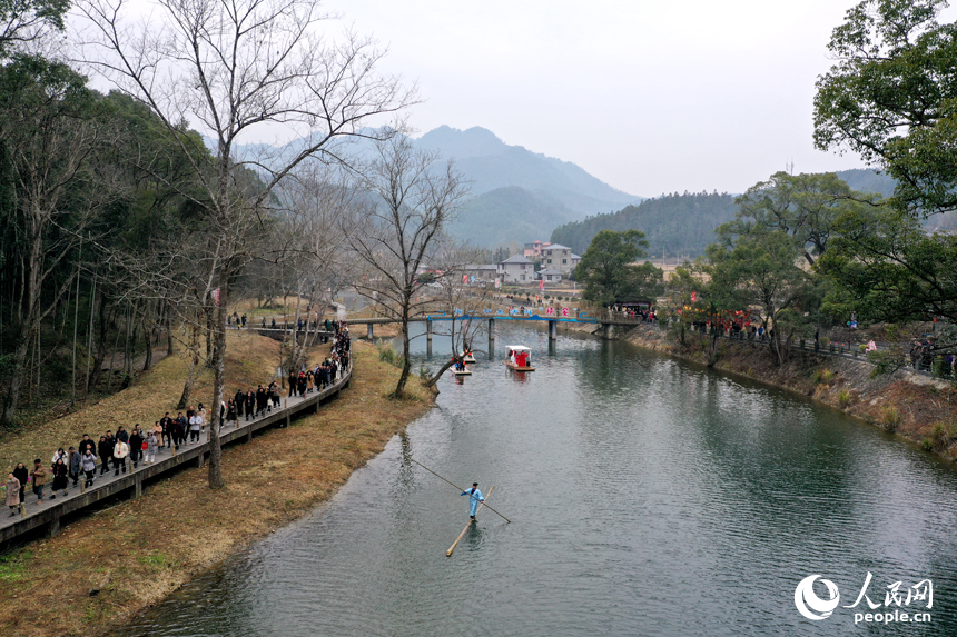 港背村的北潦河上竹筏飄蕩，岸邊游人如織。人民網記者 時雨攝