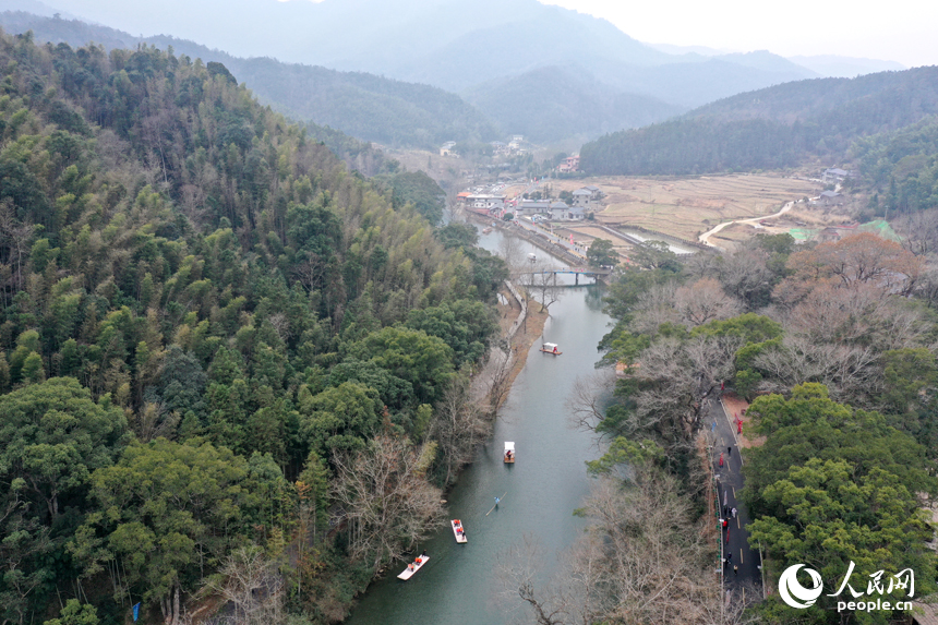 港背村的北潦河上竹筏飄蕩，岸邊游人如織。人民網記者 時雨攝