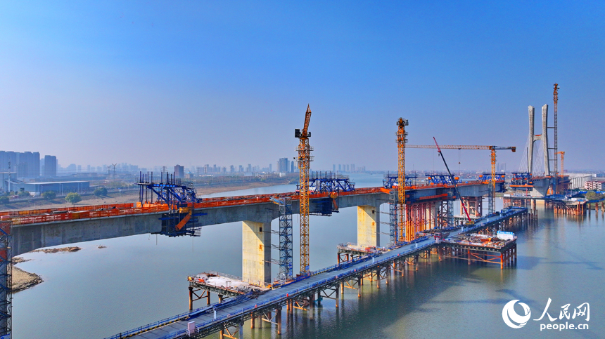 南昌揚子洲贛江公鐵大橋南支主橋項目工地塔吊林立，工人在有序推進橋梁建設。人民網 朱海鵬攝