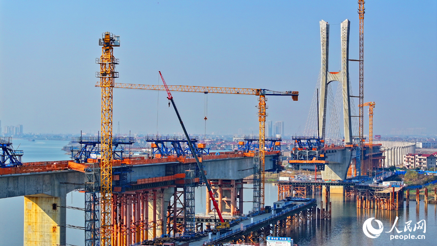 南昌揚子洲贛江公鐵大橋南支主橋項目工地塔吊林立，工人在有序推進橋梁建設。人民網 朱海鵬攝