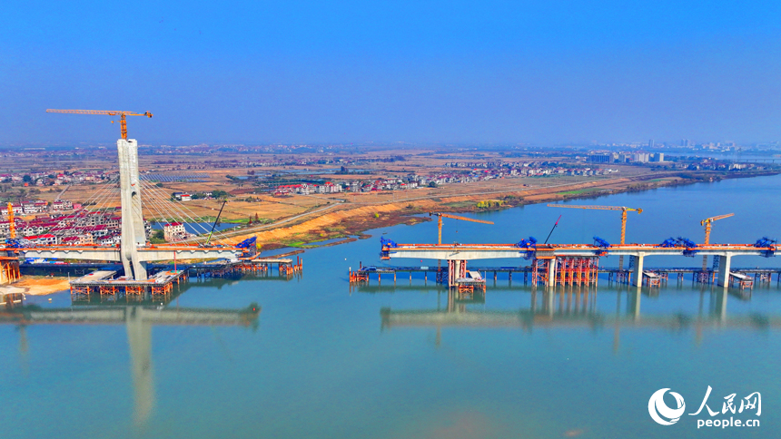 南昌揚子洲贛江公鐵大橋南支主橋項目工地塔吊林立，工人在有序推進橋梁建設。人民網 朱海鵬攝