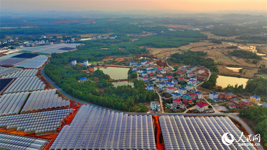 上饒市弋陽縣圭峰鎮馮家村和美鄉村如畫卷。人民網 朱海鵬攝