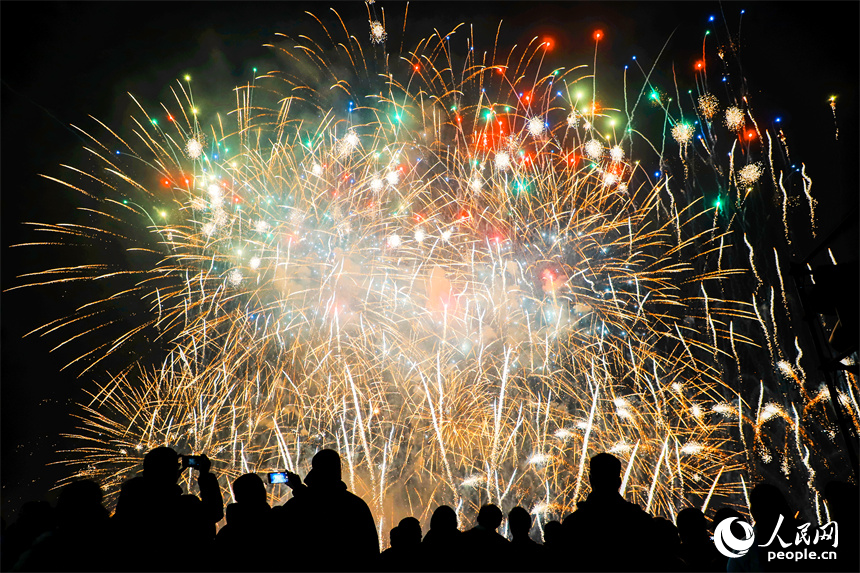 夜空成為了舞臺，煙花與人群交相輝映。 上栗縣融媒體中心 歐陽林攝