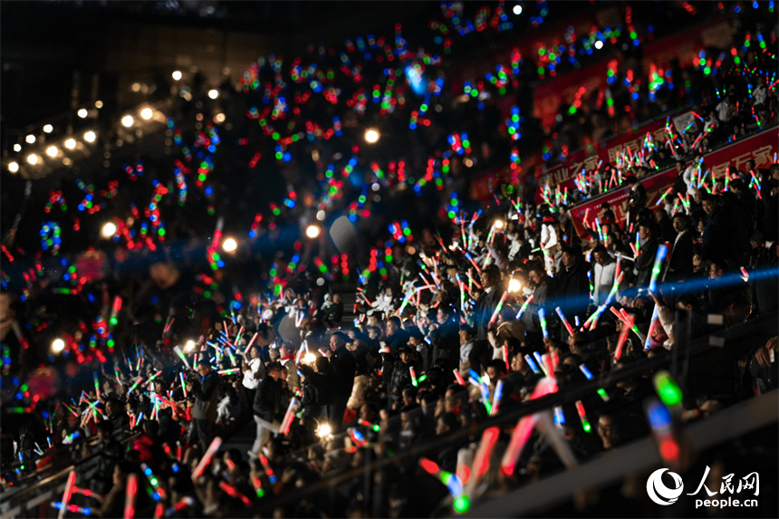 觀眾舞動著熒光棒，閃爍著點點光芒，夜晚的寒意也無法熄滅大家高漲的熱情。 人民網 涂詩軒攝