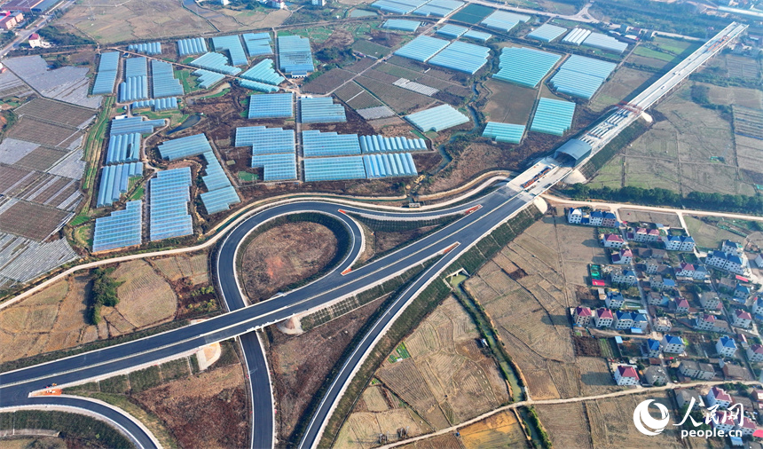 撫州市東鄉區孝崗鎮，縱橫交錯的公路與鱗次櫛比的大棚相得益彰。人民網 朱海鵬攝