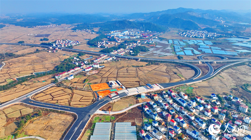 撫州市東鄉區孝崗鎮，縱橫交錯的公路與鱗次櫛比的大棚相得益彰。人民網 朱海鵬攝