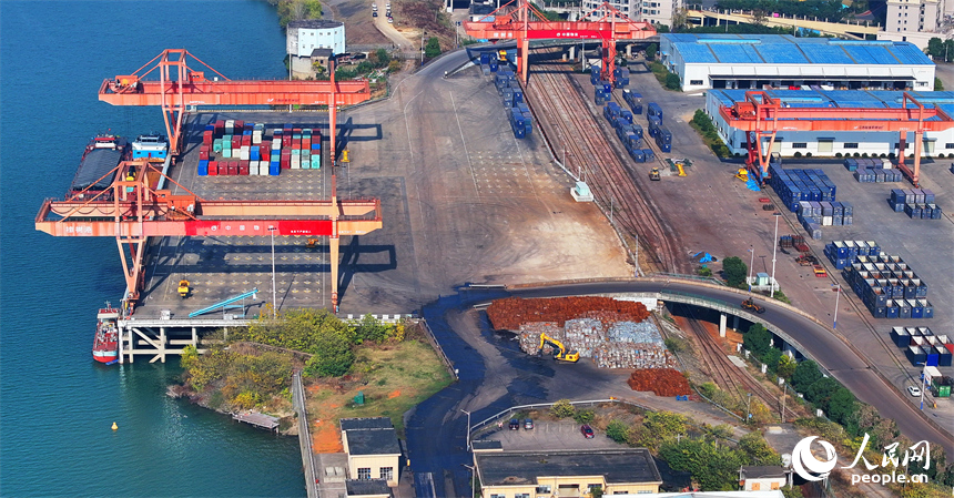 樟樹市樟樹港大碼頭，貨輪、貨車往來穿梭，吊裝運輸作業繁忙有序。人民網 朱海鵬攝