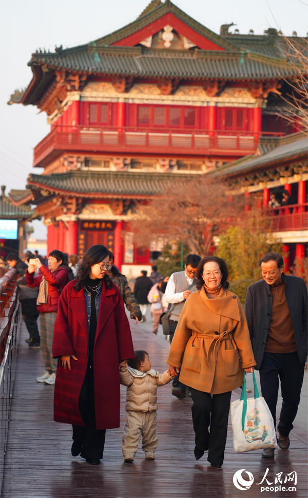 游客通過濱江游步道，可以從滕王閣游覽至八一大橋。人民網記者 毛思遠攝