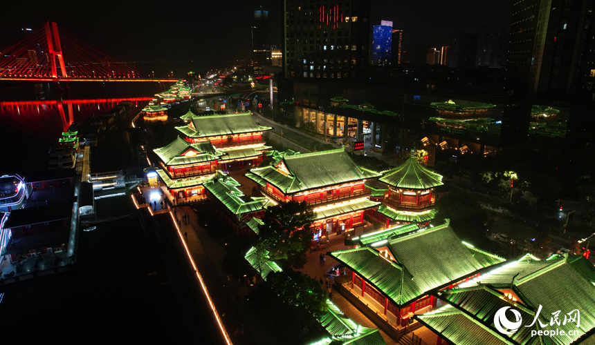 夜色下，滕王閣古色古香的建筑群延綿3公里，如同一幅生動的水墨畫卷在贛江之畔緩緩展開。人民網記者 毛思遠攝
