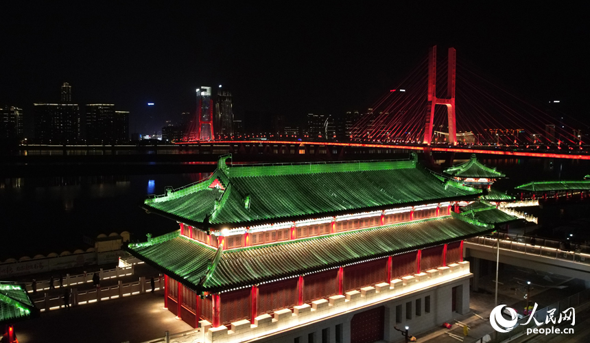 夜色下，滕王閣古色古香的建筑群延綿3公里，如同一幅生動的水墨畫卷在贛江之畔緩緩展開。人民網記者 毛思遠攝