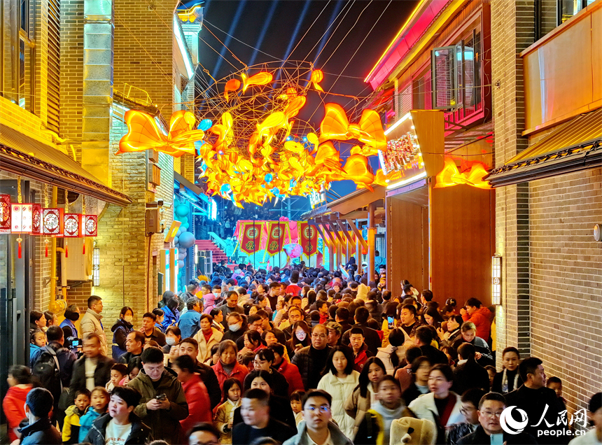 吉水縣上下老街歷史文化街區夜景璀璨，游客如織。人民網 朱海鵬攝