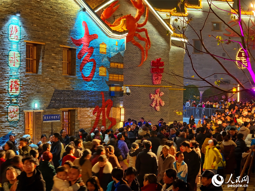 吉水縣上下老街歷史文化街區夜景璀璨，游客如織。人民網 朱海鵬攝