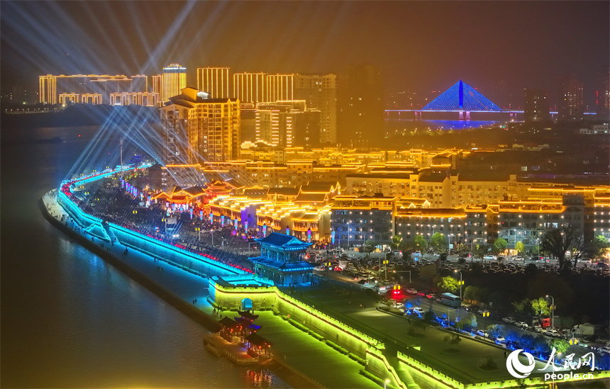 吉水縣上下老街歷史文化街區夜景璀璨，游客如織。人民網 朱海鵬攝