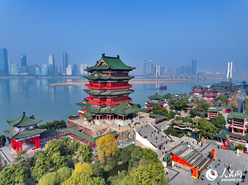 許多市民和游客趁著周末來到南昌市滕王閣景區游玩。人民網 朱海鵬攝