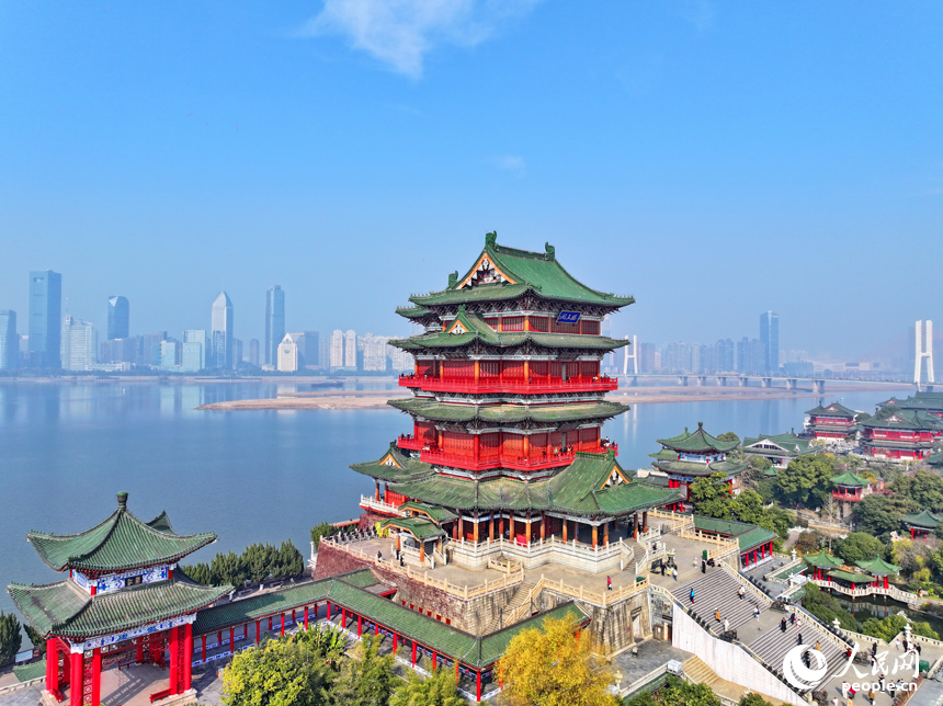 許多市民和游客趁著周末來到南昌市滕王閣景區游玩。人民網 朱海鵬攝