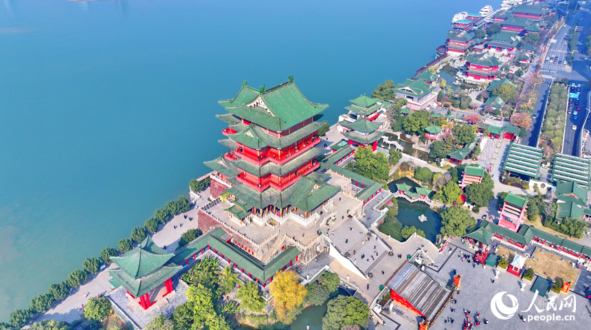 許多市民和游客趁著周末來到南昌市滕王閣景區游玩。人民網 朱海鵬攝