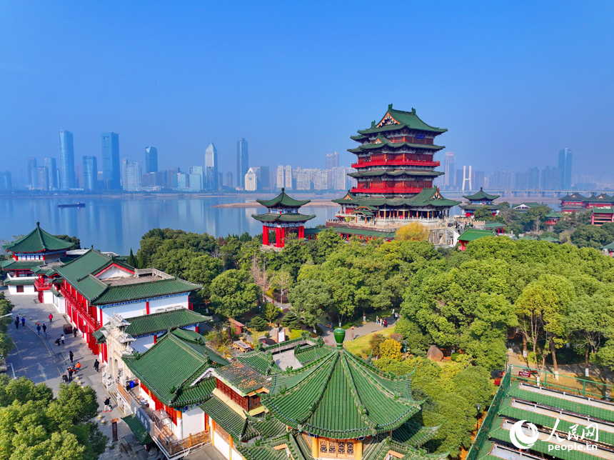 許多市民和游客趁著周末來到南昌市滕王閣景區游玩。人民網 朱海鵬攝