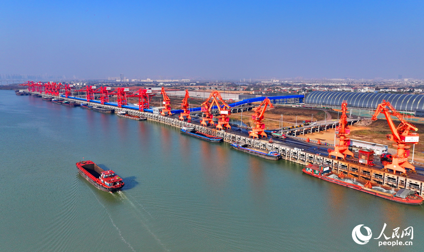 南昌市南昌縣贛江江畔的姚灣綜合碼頭，電煤、化肥、玉米粒等散雜貨物裝卸有序。人民網 朱海鵬攝