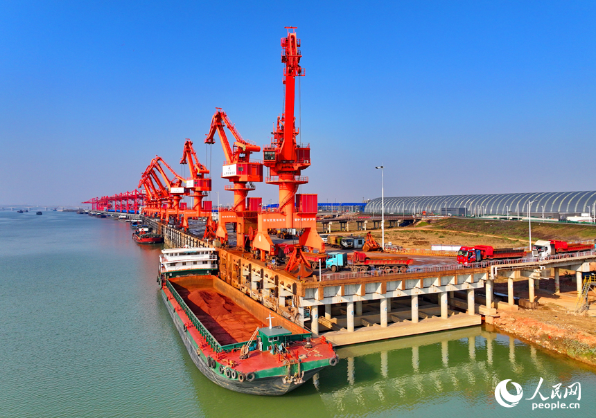 南昌市南昌縣贛江江畔的姚灣綜合碼頭，電煤、化肥、玉米粒等散雜貨物裝卸有序。人民網 朱海鵬攝