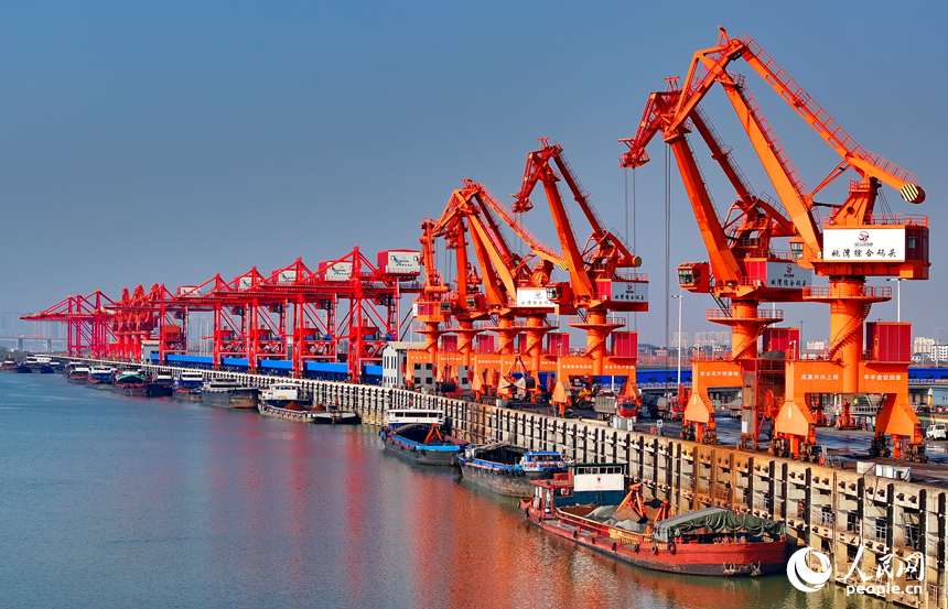 南昌市南昌縣贛江江畔的姚灣綜合碼頭，電煤、化肥、玉米粒等散雜貨物裝卸有序。人民網 朱海鵬攝