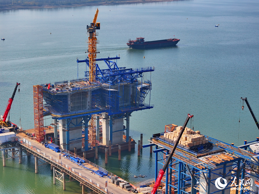 昌南大橋項目施工現場塔吊林立、機械轟鳴，工人在加緊推進橋梁承臺和引橋建設。人民網 朱海鵬攝