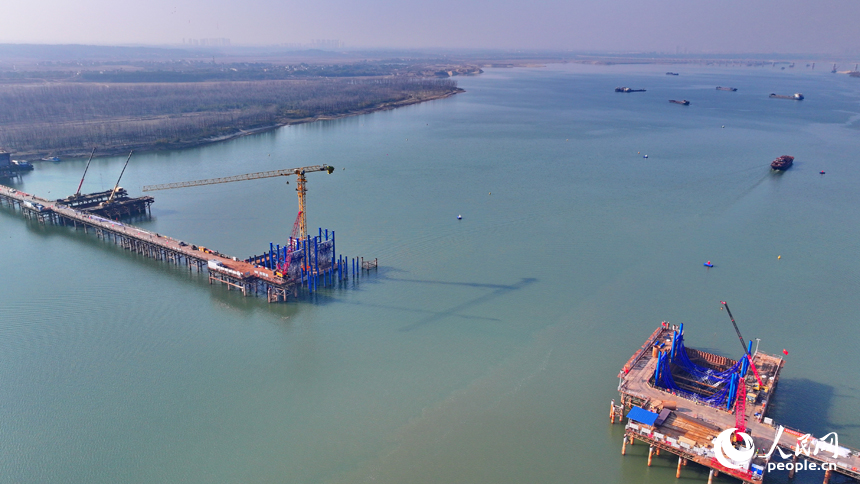 昌南大橋項目施工現場塔吊林立、機械轟鳴，工人在加緊推進橋梁承臺和引橋建設。人民網 朱海鵬攝