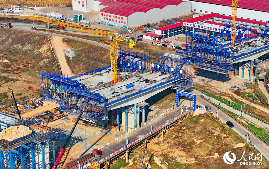 昌南大橋項目施工現場塔吊林立、機械轟鳴，工人在加緊推進橋梁承臺和引橋建設。人民網 朱海鵬攝