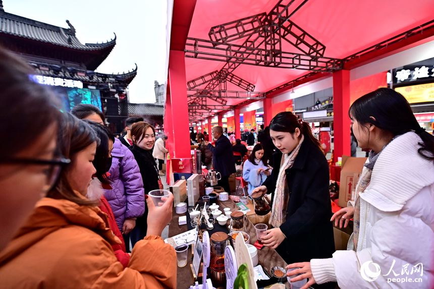 上饒市第四屆弋陽年糕促消費活動現場，前來品嘗購買年糕和農特產品的游客絡繹不絕。人民網 朱海鵬攝