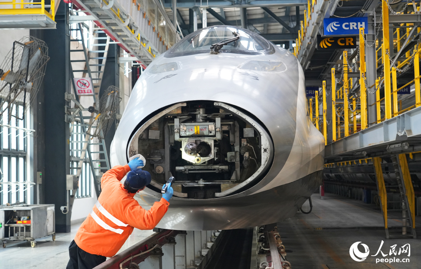 動車組機械師檢查動車組車鉤狀態。人民網記者 毛思遠攝