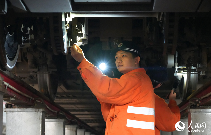 動車組機械師檢查閘片開口銷狀態。人民網記者 毛思遠攝