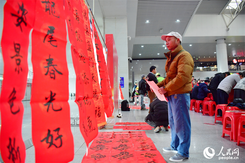乘客正在欣賞書法家們的作品。人民網記者 時雨攝