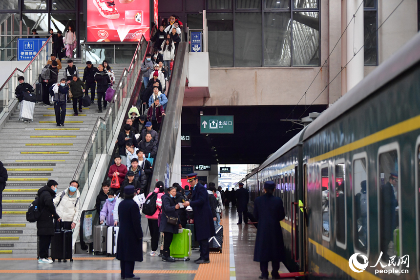春運首日，旅客南昌通過電梯有序進入站臺。人民網記者 時雨攝