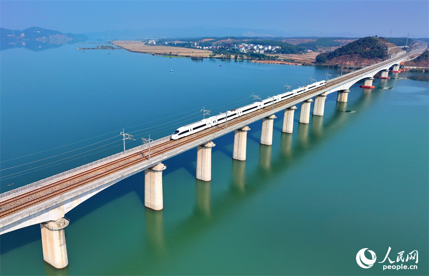 高鐵列車在京港高鐵昌贛段吉水贛江大橋上疾馳而過。人民網 朱海鵬攝