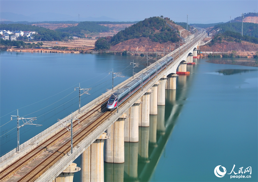 高鐵列車在京港高鐵昌贛段吉水贛江大橋上疾馳而過。人民網 朱海鵬攝