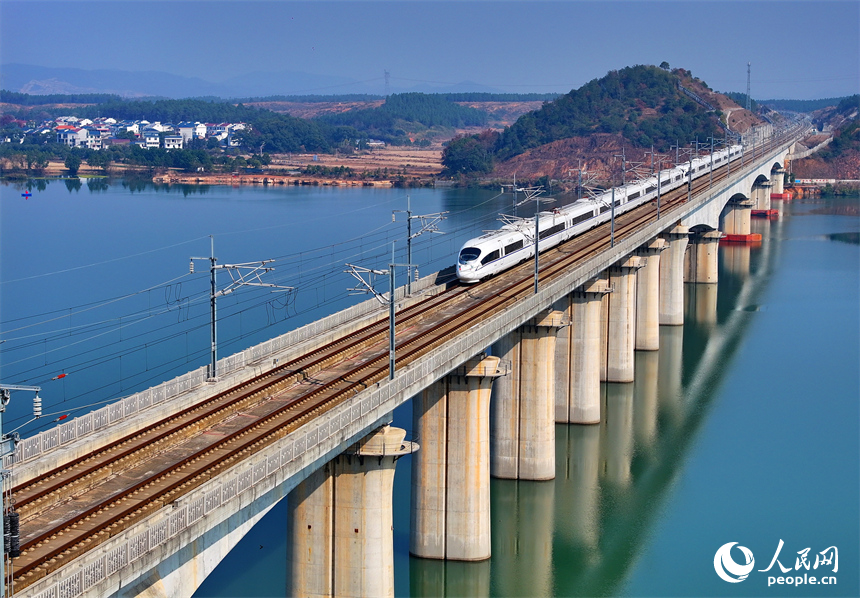 高鐵列車在京港高鐵昌贛段吉水贛江大橋上疾馳而過。人民網 朱海鵬攝