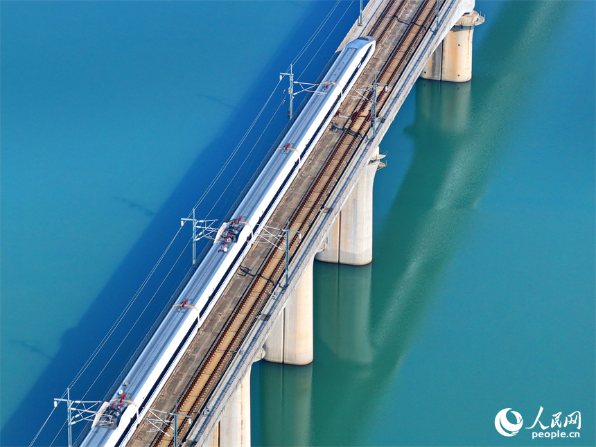 高鐵列車在京港高鐵昌贛段吉水贛江大橋上疾馳而過。人民網 朱海鵬攝