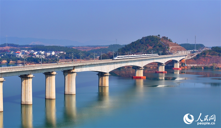 高鐵列車在京港高鐵昌贛段吉水贛江大橋上疾馳而過。人民網 朱海鵬攝