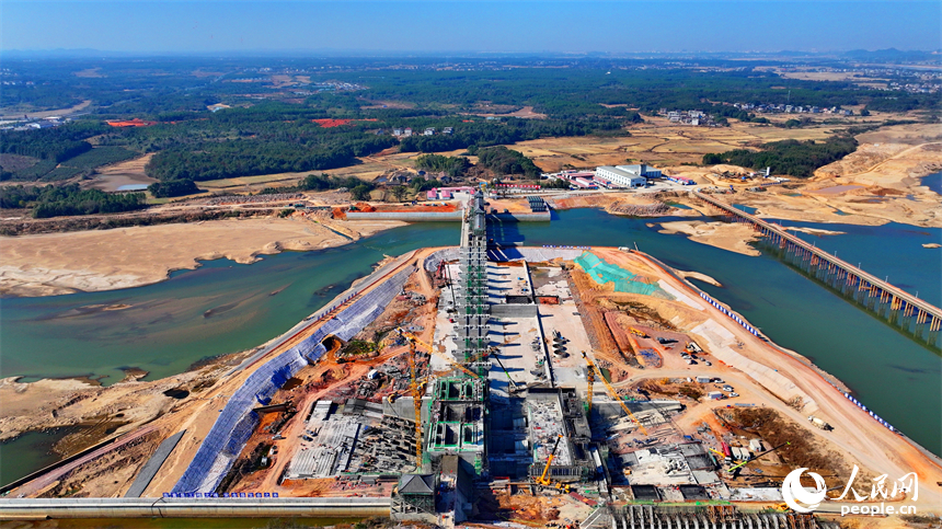 位于撫州市金溪縣滸灣鎮的撫州疏山水利樞紐工程建設現場塔吊林立、施工有序。人民網 朱海鵬攝