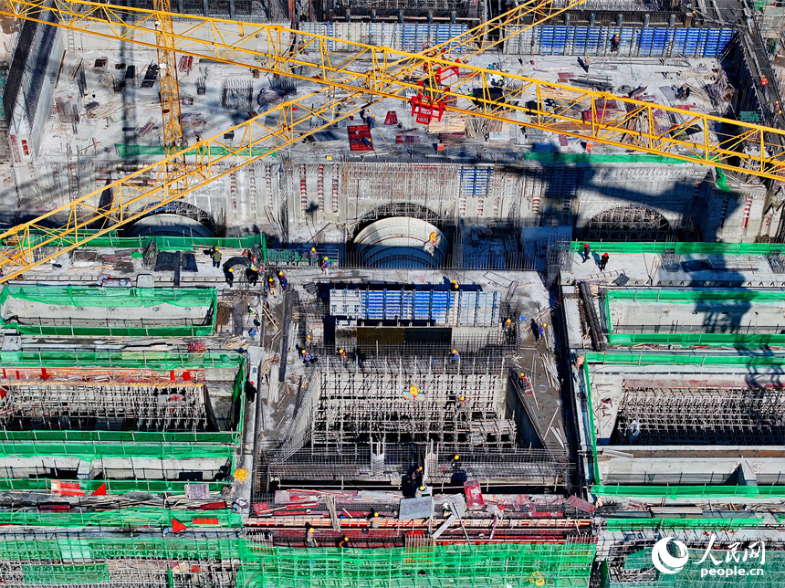 位于撫州市金溪縣滸灣鎮的撫州疏山水利樞紐工程建設現場塔吊林立、施工有序。人民網 朱海鵬攝