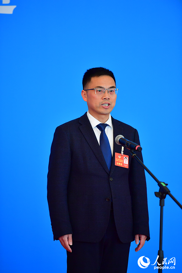 江西省政協委員，江西師范大學地理與環境學院副院長胡啟武在“委員通道”上接受采訪。人民網記者 時雨攝