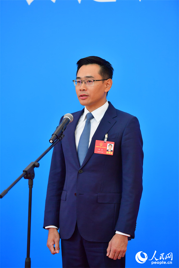 江西省人大代表、江西迅特通信技術有限公司董事長鄭波在“代表通道”上接受采訪。人民網記者 時雨攝