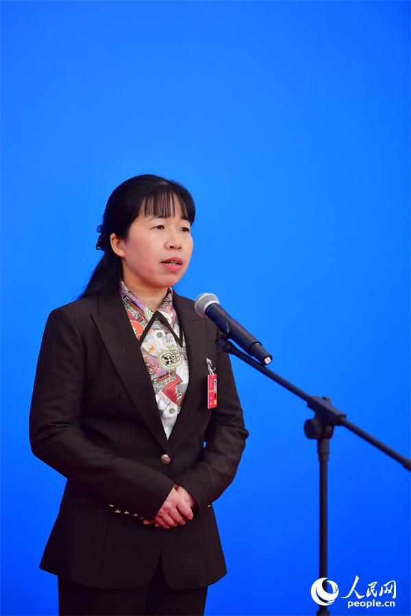 江西省人大代表、新余市第一中學教師劉小玲在“代表通道”上接受采訪。人民網記者 時雨攝