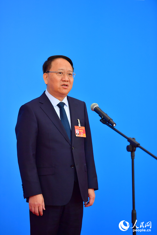 江西省交通運輸廳黨組書記、廳長謝德強在“廳長通道”上接受采訪。人民網記者 時雨攝