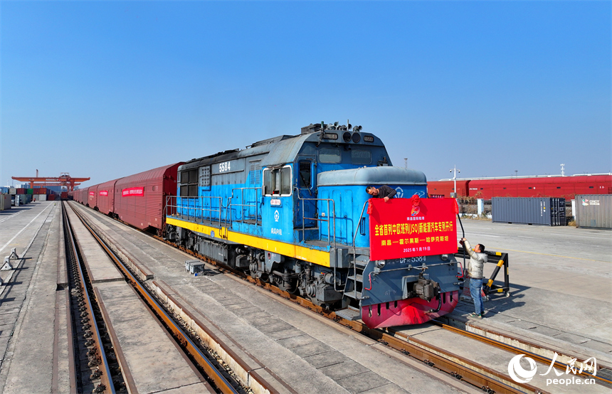 搭載著290臺“江西制造”新能源汽車的中歐班列緩緩駛出南昌國際陸港，列車將經霍爾果斯口岸出境到哈薩克斯坦、烏茲別克斯坦等國家。人民網 朱海鵬攝