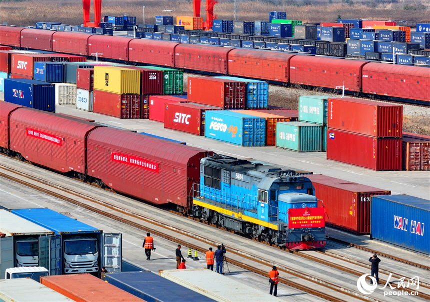 搭載著290臺“江西制造”新能源汽車的中歐班列緩緩駛出南昌國際陸港，列車將經霍爾果斯口岸出境到哈薩克斯坦、烏茲別克斯坦等國家。人民網 朱海鵬攝