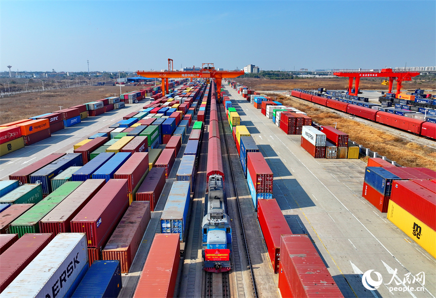 搭載著290臺“江西制造”新能源汽車的中歐班列緩緩駛出南昌國際陸港，列車將經霍爾果斯口岸出境到哈薩克斯坦、烏茲別克斯坦等國家。人民網 朱海鵬攝